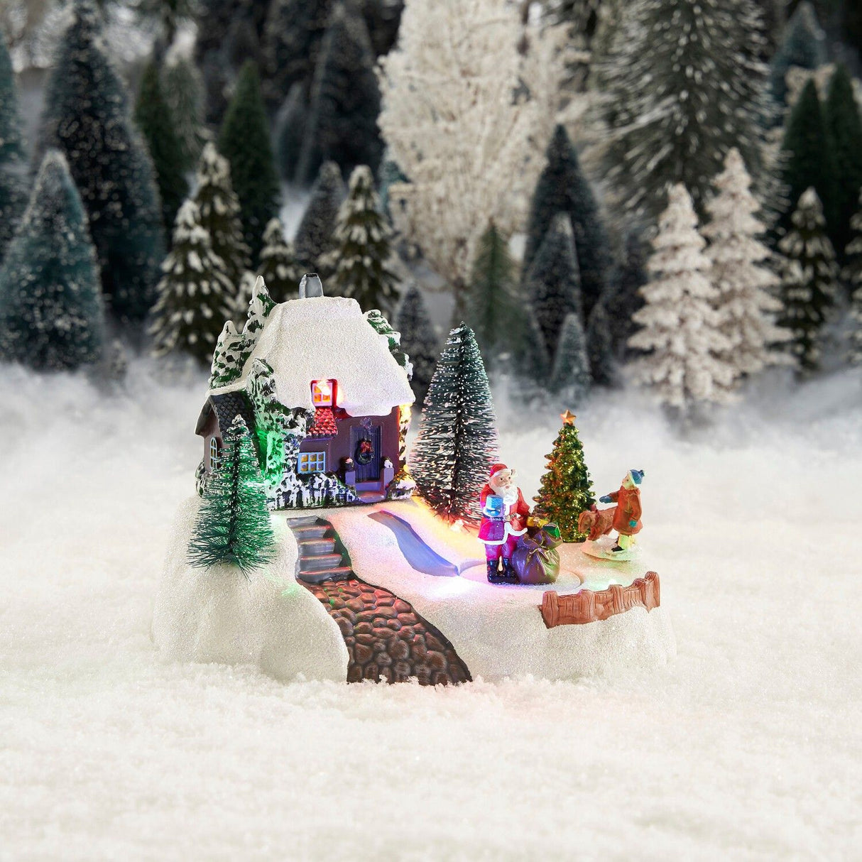 Luville Collectables LED Village House – Battery Operated Christmas Village Scene – 20 x 14 x 15 cm LuVille
